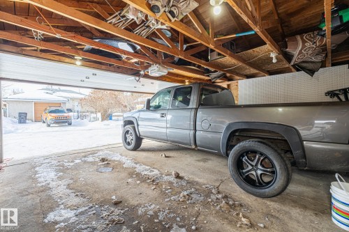 13608 137 Street, Edmonton, AB - Indoor Photo Showing Garage