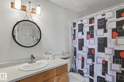 7565 165A Avenue, Edmonton, AB - Indoor Photo Showing Bathroom