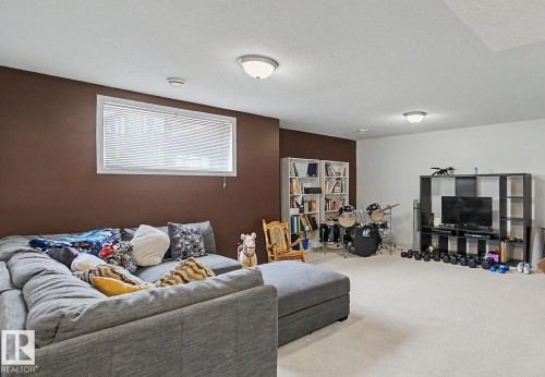 7565 165A Avenue, Edmonton, AB - Indoor Photo Showing Living Room
