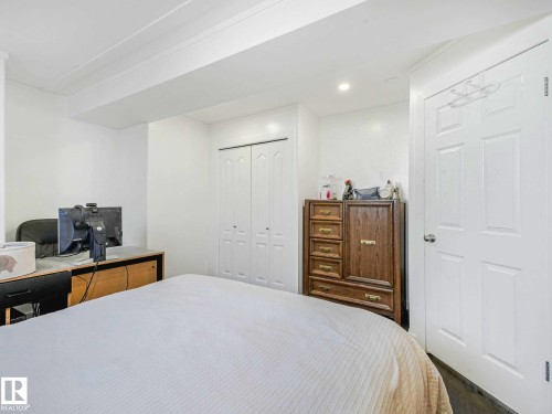 3608 130 Avenue, Edmonton, AB - Indoor Photo Showing Bedroom