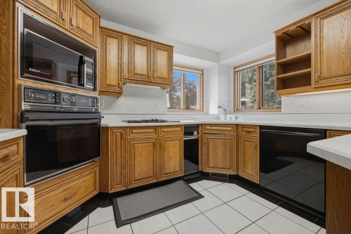 38 West Point Wynd, Edmonton, AB - Indoor Photo Showing Kitchen