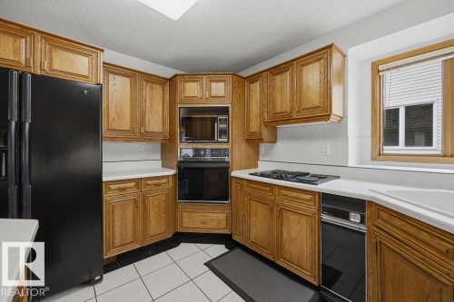 38 West Point Wynd, Edmonton, AB - Indoor Photo Showing Kitchen