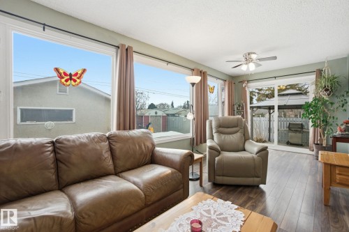 10715 52 Avenue, Edmonton, AB - Indoor Photo Showing Living Room