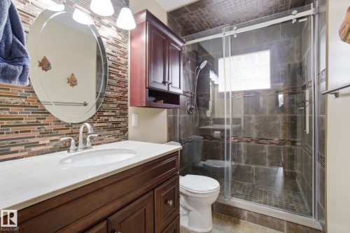10715 52 Avenue, Edmonton, AB - Indoor Photo Showing Bathroom
