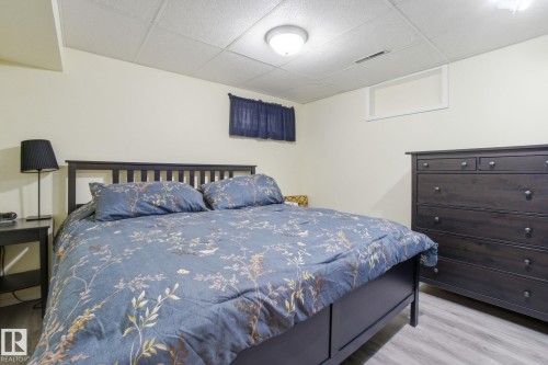 10715 52 Avenue, Edmonton, AB - Indoor Photo Showing Bedroom