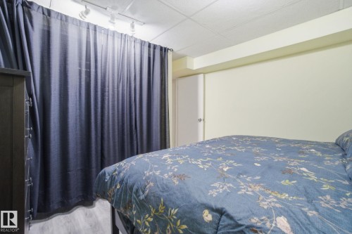 10715 52 Avenue, Edmonton, AB - Indoor Photo Showing Bedroom
