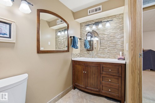 10715 52 Avenue, Edmonton, AB - Indoor Photo Showing Bathroom