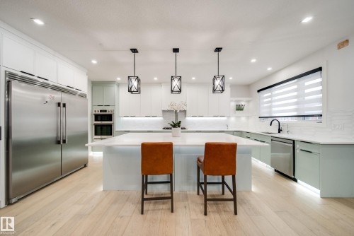 4416 Suzanna Crescent Sw, Edmonton, AB - Indoor Photo Showing Kitchen With Upgraded Kitchen