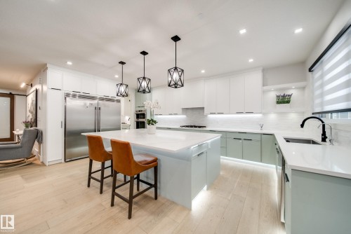 4416 Suzanna Crescent, Edmonton, AB - Indoor Photo Showing Kitchen With Upgraded Kitchen