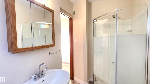 4709 106 Street, Edmonton, AB - Indoor Photo Showing Bathroom