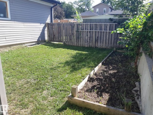 Side yard with wooden planter - 3809 112 Avenue, Edmonton, AB - Outdoor