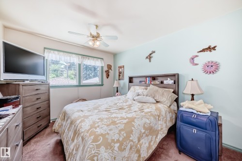 Room featuring a ceiling fan, a window with exterior views, and neutral-toned carpeting - 11309 115 Street, Edmonton, AB - Indoor Photo Showing Bedroom