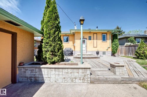Expansive rear deck with integrated ramp access and block retaining walls - 11309 115 Street, Edmonton, AB - Outdoor