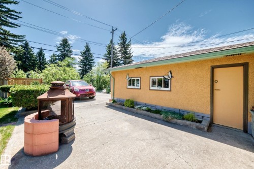Detached garage structure with a textured exterior finish and a side-entry door - 11309 115 Street, Edmonton, AB - Outdoor