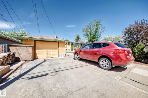 Detached garage with a single vehicle door and concrete driveway - 11309 115 Street, Edmonton, AB - Outdoor
