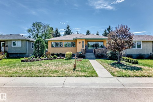 Bungalow residence featuring a stucco exterior with a prominent front entrance - 11309 115 Street, Edmonton, AB - Outdoor With Facade