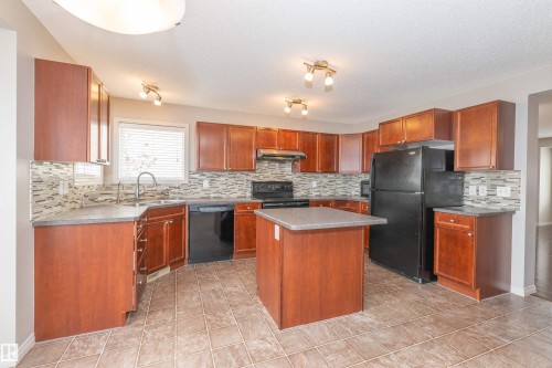 7833 Schmid Place, Edmonton, AB - Indoor Photo Showing Kitchen