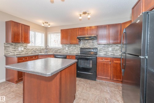 7833 Schmid Place, Edmonton, AB - Indoor Photo Showing Kitchen