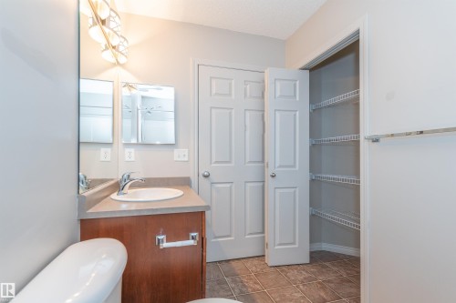 7833 Schmid Place, Edmonton, AB - Indoor Photo Showing Bathroom