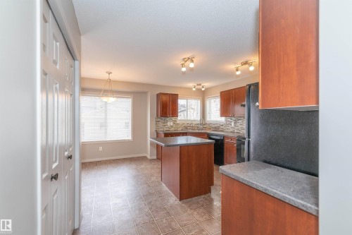 7833 Schmid Place, Edmonton, AB - Indoor Photo Showing Kitchen