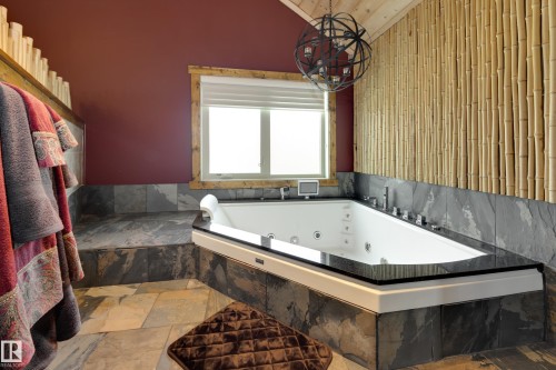 10811 67 Street, Edmonton, AB - Indoor Photo Showing Bathroom