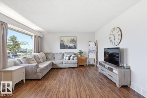 5409 55 Avenue, Wetaskiwin, AB - Indoor Photo Showing Living Room