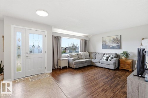 5409 55 Avenue, Wetaskiwin, AB - Indoor Photo Showing Living Room
