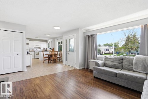5409 55 Avenue, Wetaskiwin, AB - Indoor Photo Showing Living Room