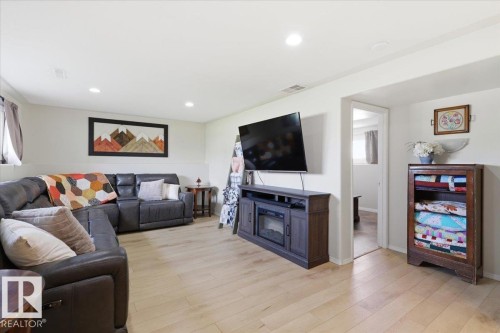 5409 55 Avenue, Wetaskiwin, AB - Indoor Photo Showing Living Room