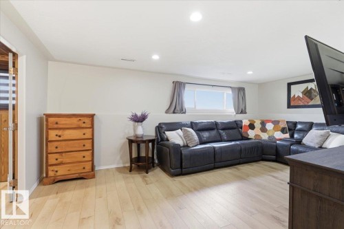 5409 55 Avenue, Wetaskiwin, AB - Indoor Photo Showing Living Room