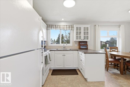 5409 55 Avenue, Wetaskiwin, AB - Indoor Photo Showing Kitchen With Double Sink