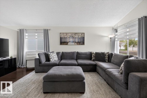 18520 77 Avenue, Edmonton, AB - Indoor Photo Showing Living Room
