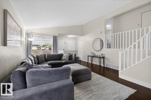 18520 77 Avenue, Edmonton, AB - Indoor Photo Showing Living Room