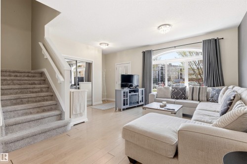 5835 Mullen Place, Edmonton, AB - Indoor Photo Showing Living Room