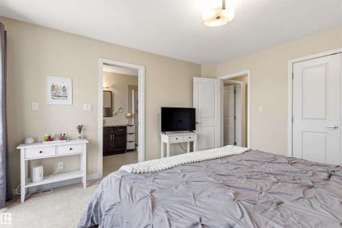 5835 Mullen Place, Edmonton, AB - Indoor Photo Showing Bedroom