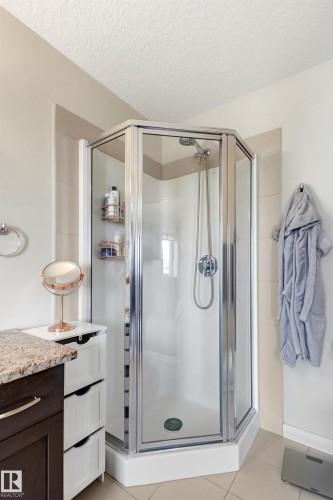 5835 Mullen Place, Edmonton, AB - Indoor Photo Showing Bathroom
