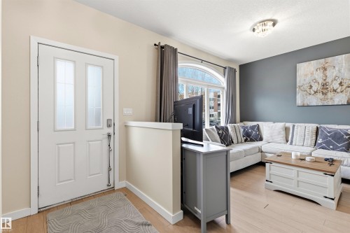 5835 Mullen Place, Edmonton, AB - Indoor Photo Showing Living Room
