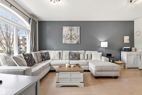5835 Mullen Place, Edmonton, AB - Indoor Photo Showing Living Room