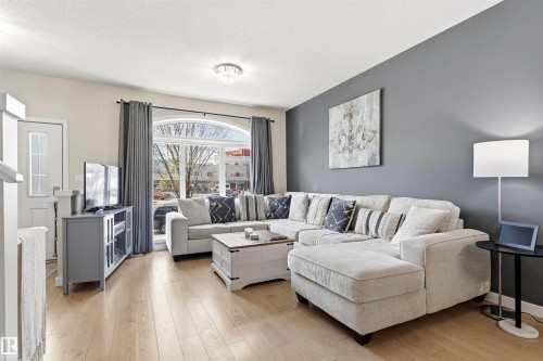 5835 Mullen Place, Edmonton, AB - Indoor Photo Showing Living Room