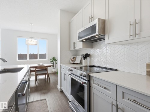 2128 Graydon Hill Crescent, Edmonton, AB - Indoor Photo Showing Kitchen With Upgraded Kitchen