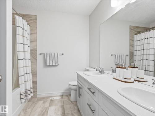 2128 Graydon Hill Crescent, Edmonton, AB - Indoor Photo Showing Bathroom