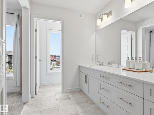 2128 Graydon Hill Crescent, Edmonton, AB - Indoor Photo Showing Bathroom