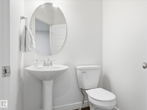 2128 Graydon Hill Crescent, Edmonton, AB - Indoor Photo Showing Bathroom