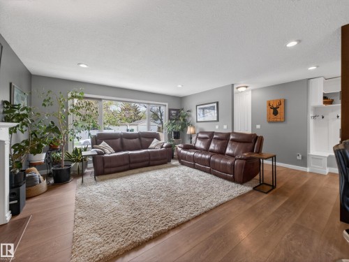 8410 95B Ave, Fort Saskatchewan, AB - Indoor Photo Showing Living Room With Fireplace