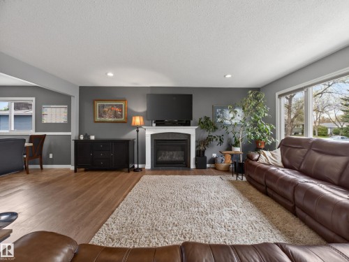 8410 95B Ave, Fort Saskatchewan, AB - Indoor Photo Showing Living Room With Fireplace
