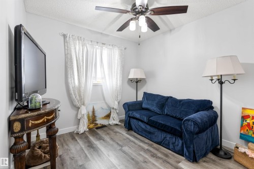 5504 Stevens Crescent, Edmonton, AB - Indoor Photo Showing Living Room