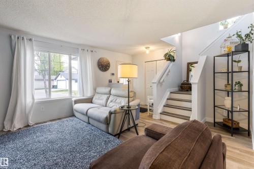 5504 Stevens Crescent, Edmonton, AB - Indoor Photo Showing Living Room