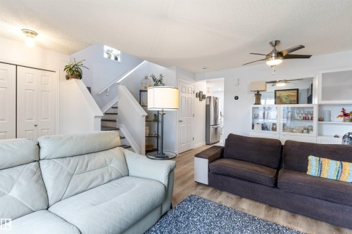 5504 Stevens Crescent, Edmonton, AB - Indoor Photo Showing Living Room