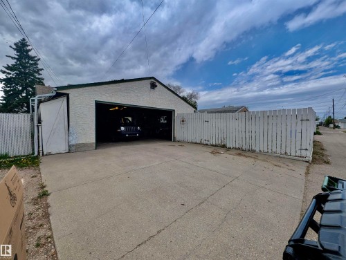 26x26 Heated garage with floors in great condition, plenty of storage, and workspace. - 13315 136 Street, Edmonton, AB - Outdoor