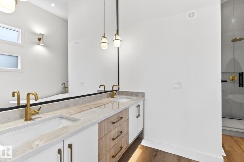 5310 103A Avenue, Edmonton, AB - Indoor Photo Showing Bathroom